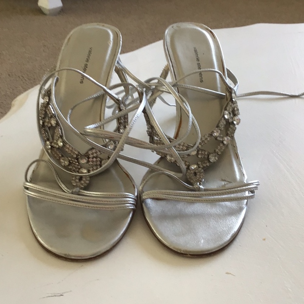 Silver Valerie Stevens heels🌷